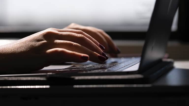 "محاربو الكيبورد".. كيف تسرق تعليقات السوشيال ميديا صوت الرأي العام؟