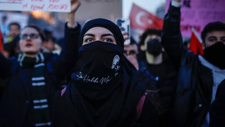 كيف قسمت احتجاجات "إمام أوغلو" أكبر جالية تركية في العالم؟