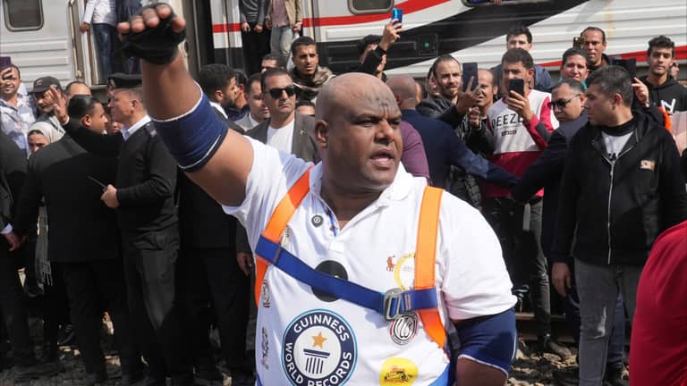 "كابونغا".. مصري يحطم رقما قياسيا لجر قطار بأسنانه