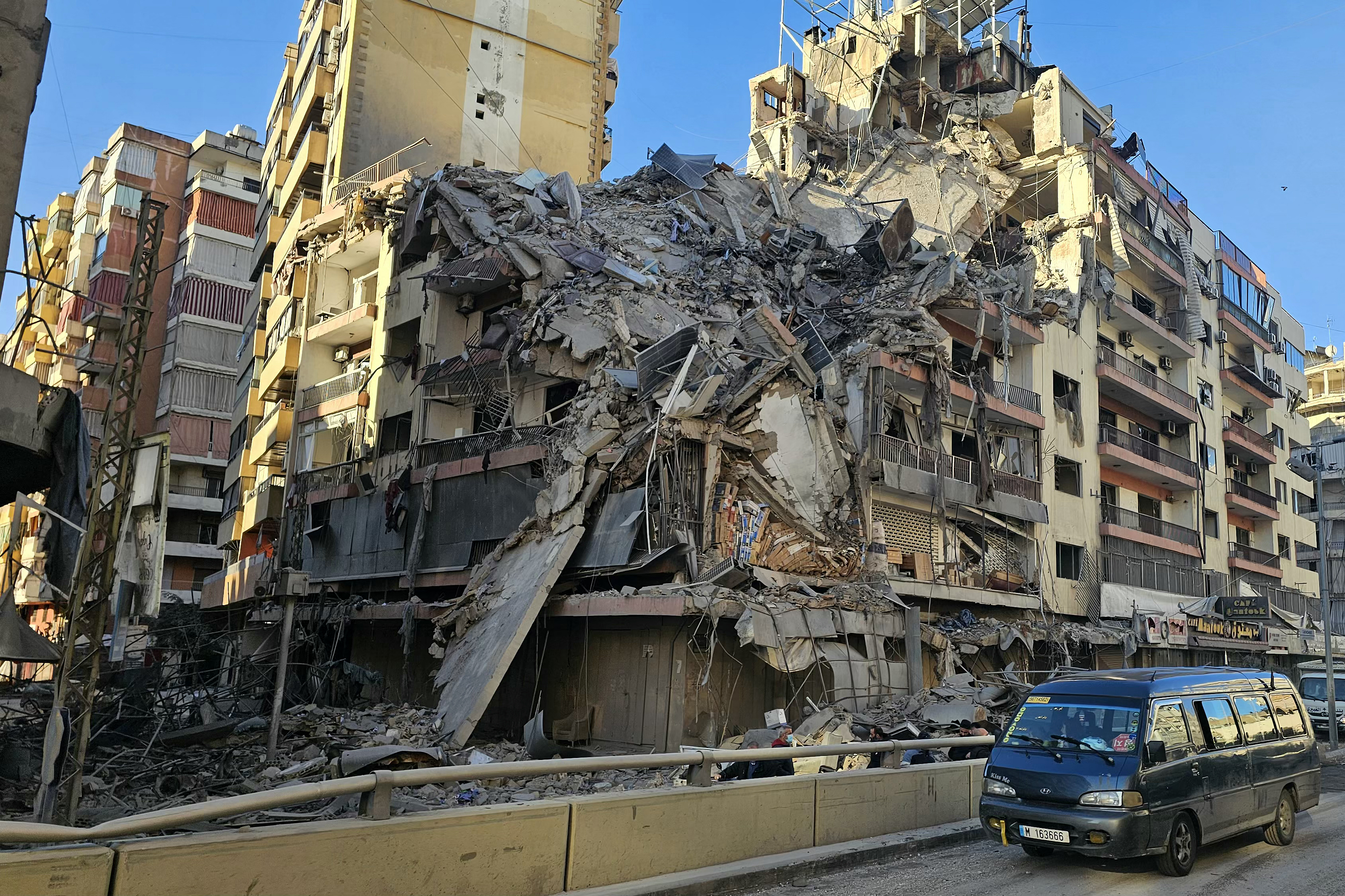 من صور إلى زحلة وطرابلس.. غارات وإنذار إخلاء واسع