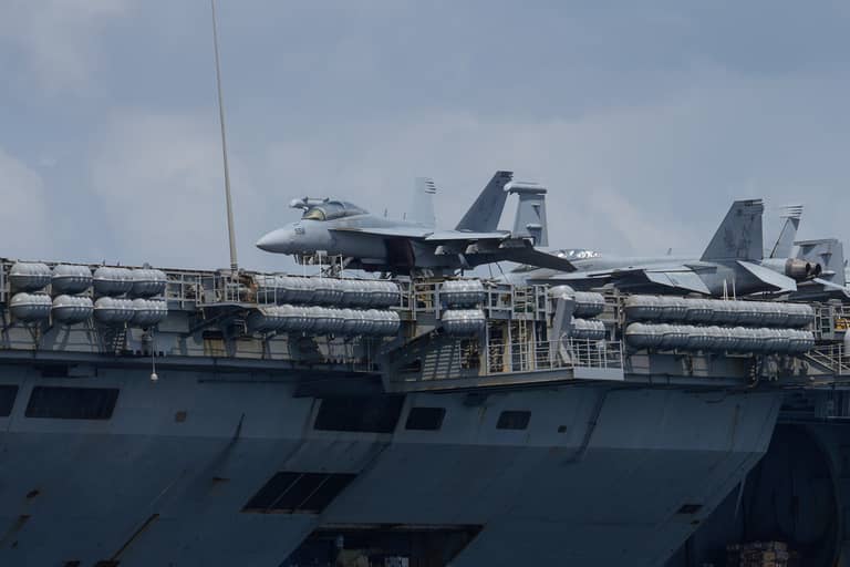 قبل مهلة ترامب.. الجسور تُقصف وخرج تهتز