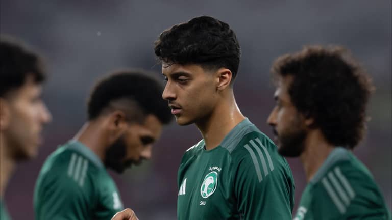 أمطار إندونيسيا تغرق ملعب مباراة السعودية