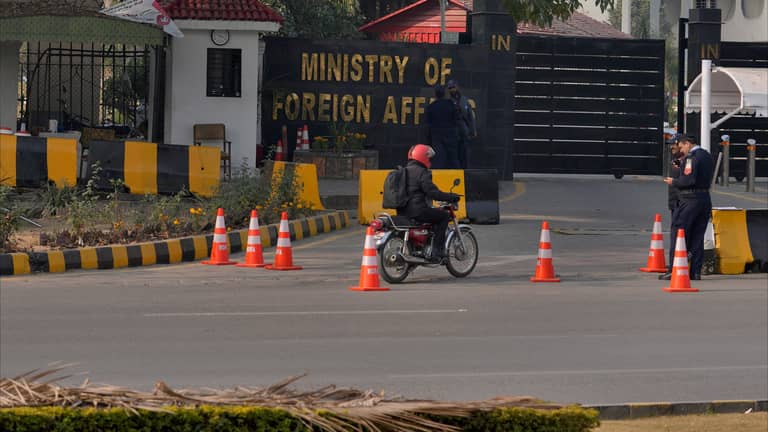 باكستان تقرر إنهاء الأزمة مع إيران