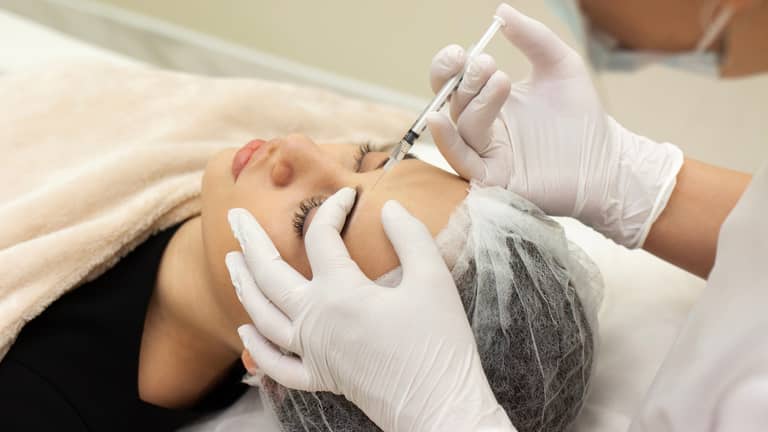 "سياحة فرح" تملأ ألبانيا بالشفاه الممتلئة