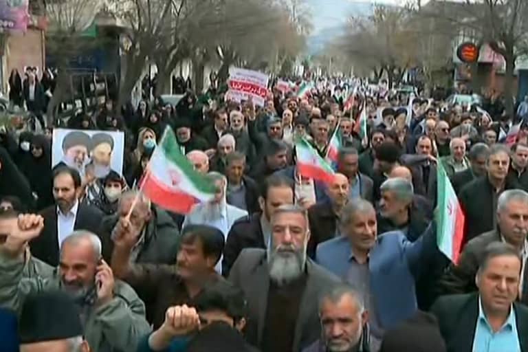 السلطات الإيرانية تواجه الشارع بالشارع