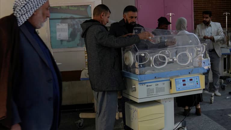إنقاذ 41 طفلا من حريق مستشفى بالعراق
