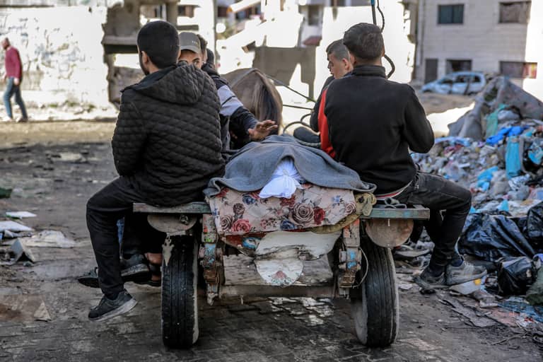 إسرائيل تأمر بإخلاء حي الرمال ومجمع الشفاء