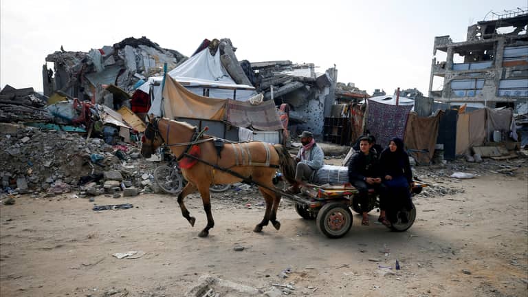 "بطعم التفاح".. سوق جباليا يعيد الحياة إلى شمال غزة