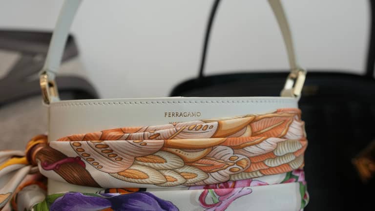 "شهادة ميلاد" لحقيبتك الفاخرة.. فيراغامو تتتبع أصل جلودها