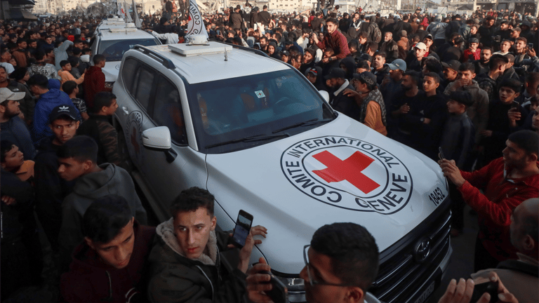 مقتل موظفَين في الصليب الأحمر بضربة على منزلهما في غزة