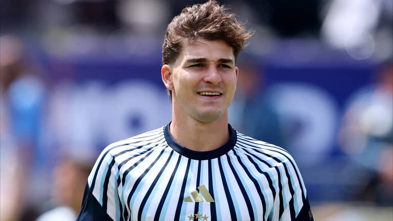 هل أعلن سيميوني اقتراب ألفاريز من برشلونة؟