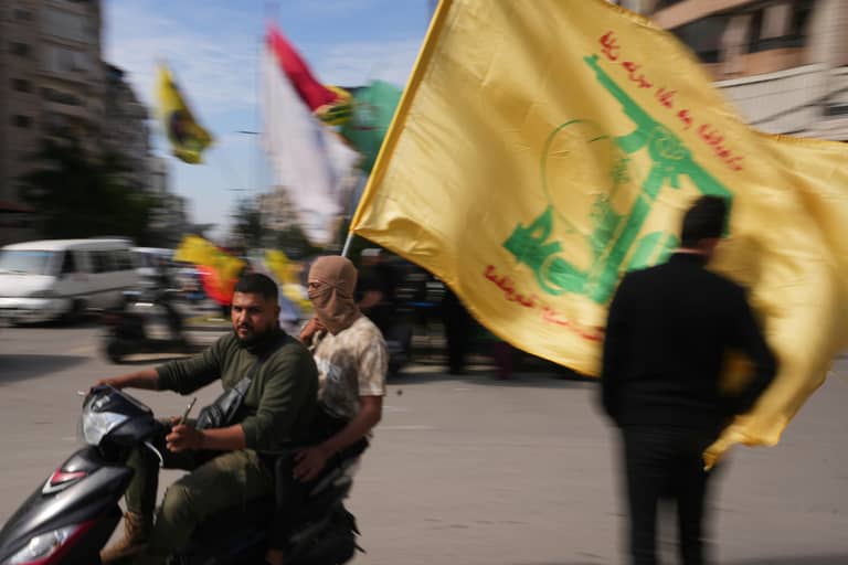 جماعات إيران بعد الضربات.. من انتظار السلاح إلى تصنيعه؟