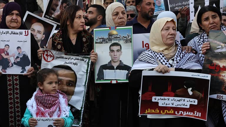 39 فلسطينيا بينهم قصّر إلى الحرية
