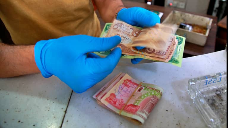 العراق يعلن التوقف عن التعامل بالدولار "داخليا"