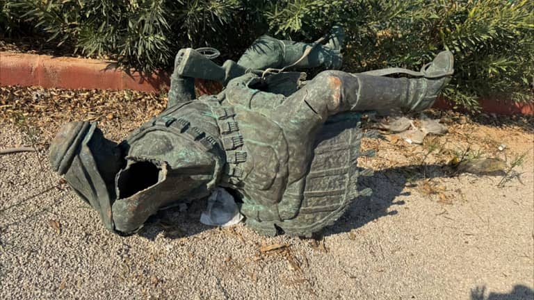 لبنان.. تحطيم تمثال أحد أبرز "رجالات الاستقلال"
