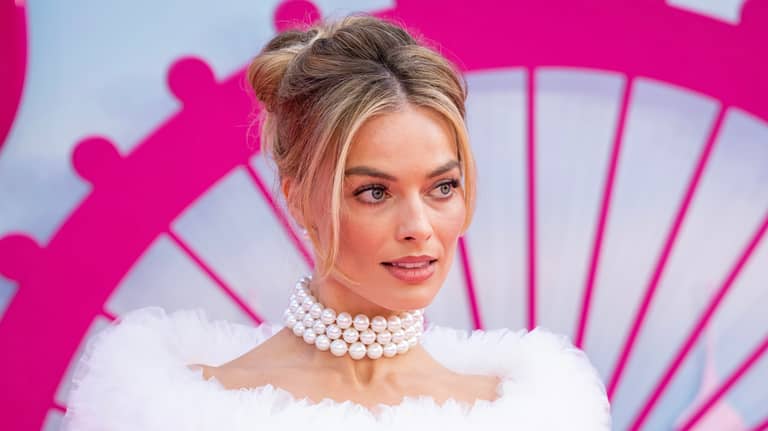 بطلة باربي تحتفل بـ"عيد الحب" بفيلم مؤلم