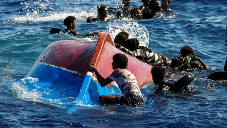 20 مفقودا في غرق مركب بالمتوسط
