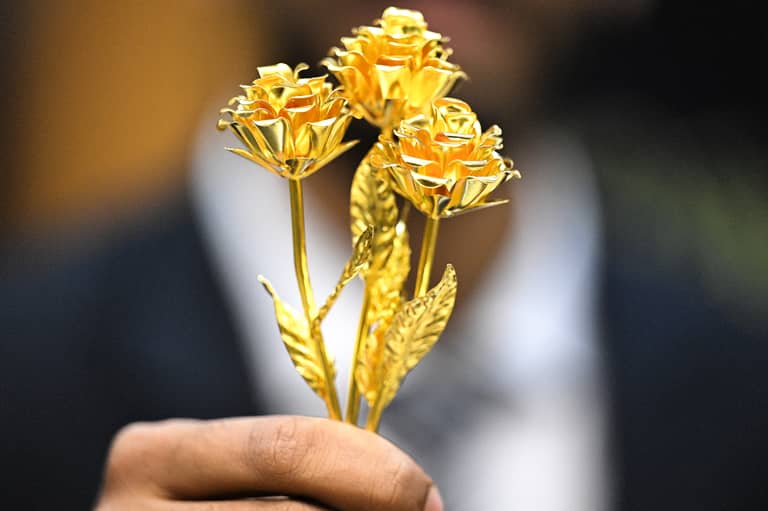 الذهب فوق 4310 دولارا.. والفضة عند مستوى قياسي جديد