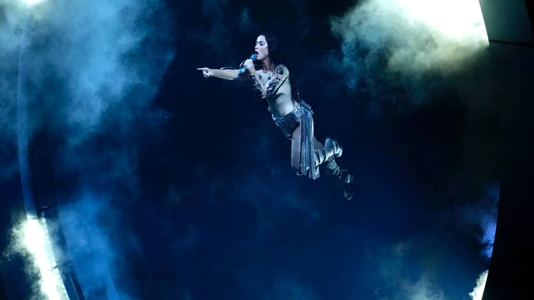 أعلى الحفلات ارتفاعا.. كاتي بيري تغني من الفضاء