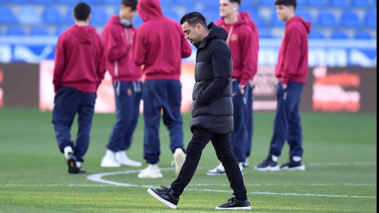 هل يتسبب مبابي في طرد تشافي من برشلونة؟