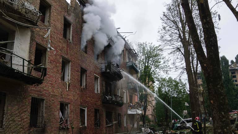 روسيا وأوكرانيا تتبادلان القصف أثناء قمة ألاسكا