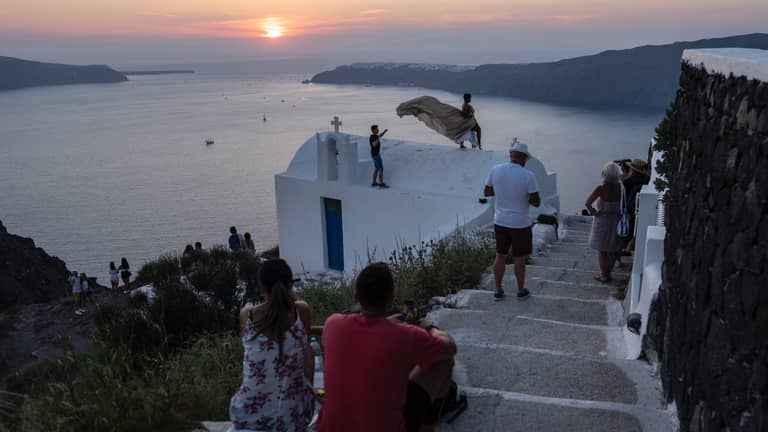 اليونان تطارد سائحي سانتوريني بـ"ضريبة جديدة"