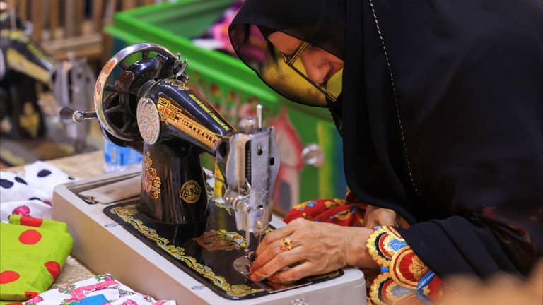 أنامل تحمي "التلّي" الإماراتي من الاندثار