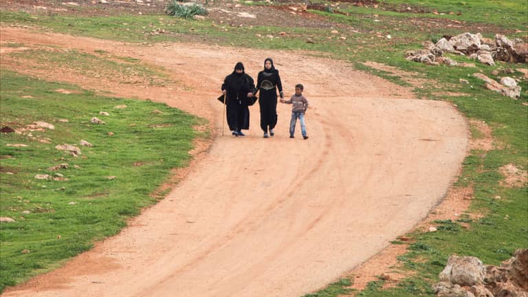 في شمال شرق سوريا.. داعش يعود بكتب مدرسية وتدريبات