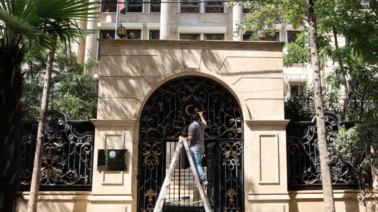 أذربيجان تعيد افتتاح سفارتها بطهران