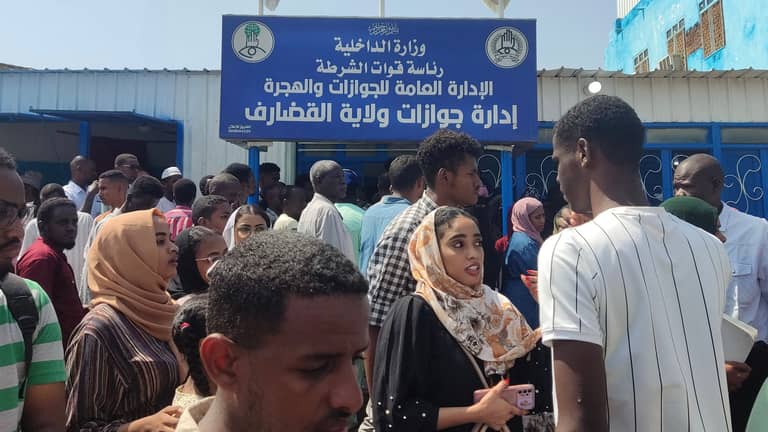 مروة عمر ورفاقها في انتظار جواز سفر سوداني بـ٢٠٠ دولار