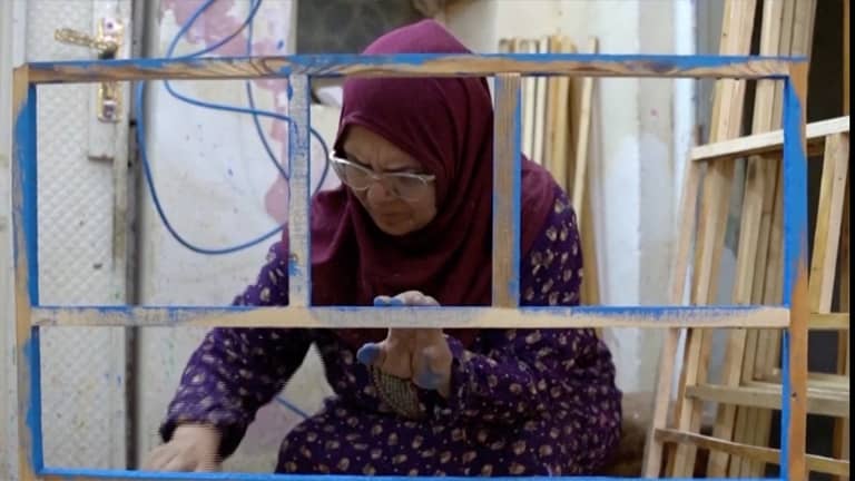 نجّارة بالصدفة.. ظروف المعيشة تبدل حياة "ألماز" العراقية