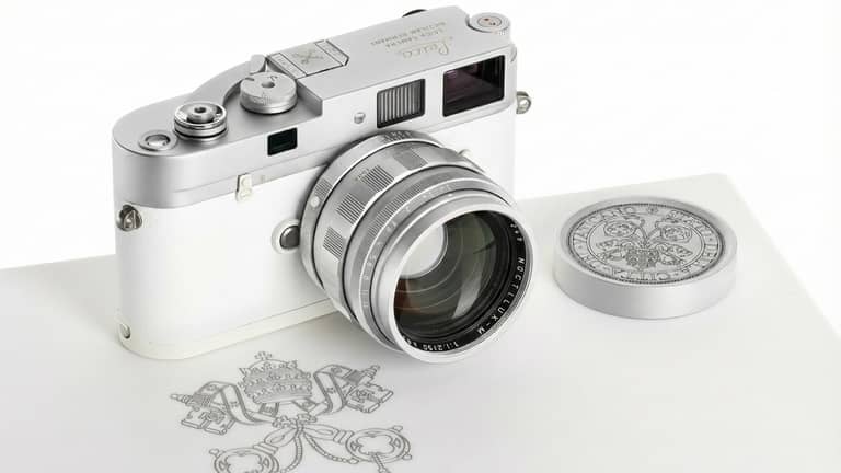 كاميرا البابا فرانسيس.. من يده إلى مزاد بملايين الدولارات