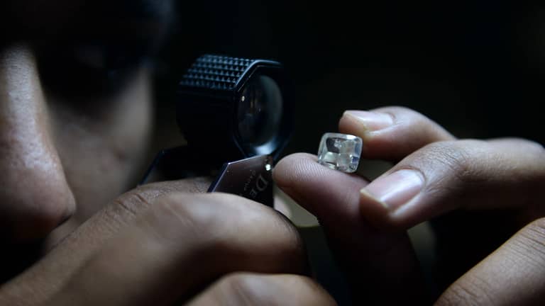 كيف فقد الألماس بريقه أمام أحجار المعامل؟