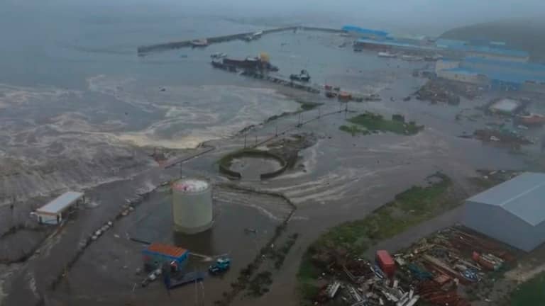 زلزال بقوة 7.4 ريختر يثير مخاوف تسونامي جديد في روسيا