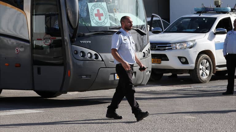 معتقلون يخسرون 25 كيلوغراما في سجون إسرائيل
