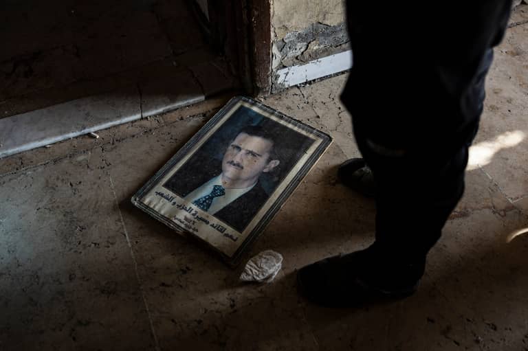 "خيانة" ونفق سري.. تفاصيل جديدة عن "هروب الأسد"