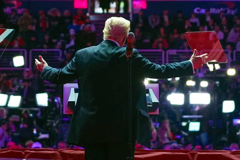 ترامب.. 100 يوم من التصريحات الصادمة