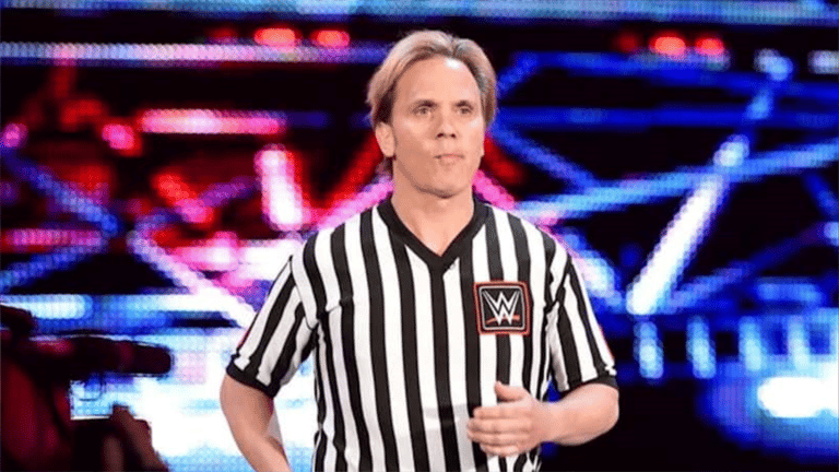 خفاش يعض أسطورة WWE.. ماذا حدث؟