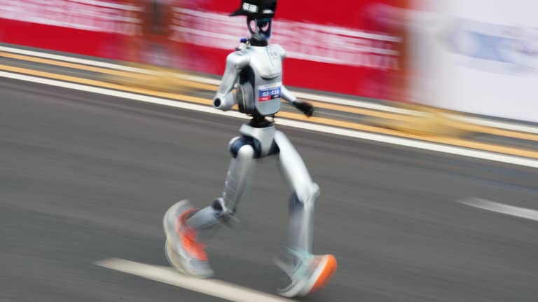 الصين تسبق الجميع.. روبوت "هونر" يكتسح أرقام الماراثون القياسية