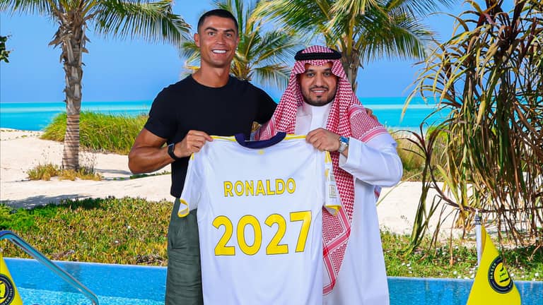 مزايا خرافية.. تفاصيل عقد رونالدو الجديد مع النصر