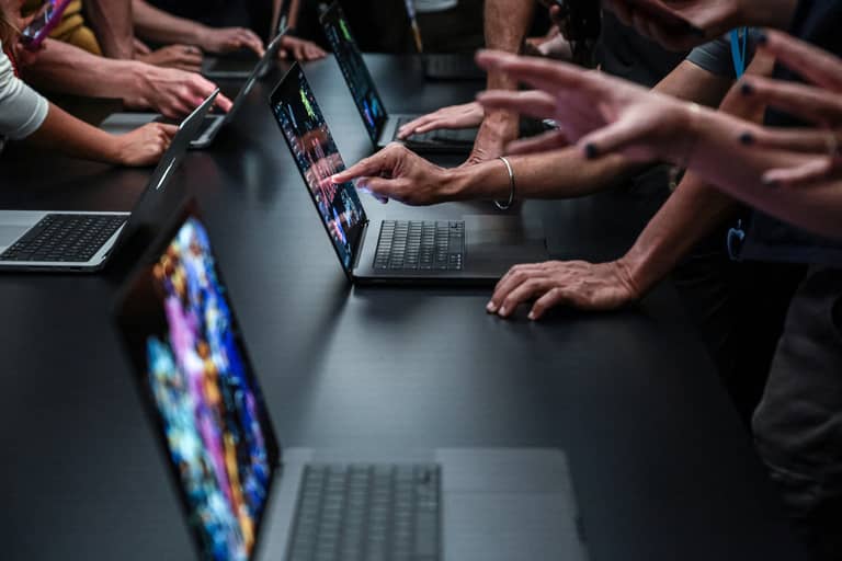 جديد أبل قبل الأعياد.. MacBook Pro بشاشة تعمل باللمس