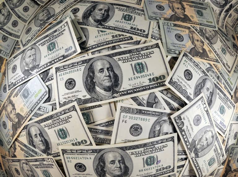 ترامب وخامنئي ومجفف الشعر.. كازينو المعلومة يربح قبل الخبر