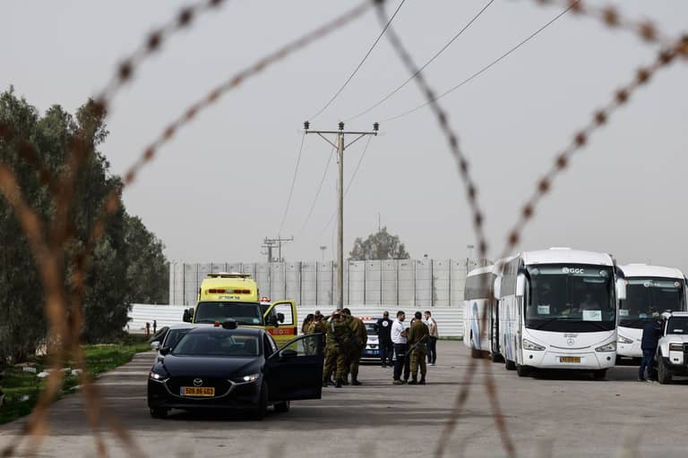 إجراءات أمنية معقدة.. إسرائيل تفتح معبر رفح لـ27 فلسطينيا فقط