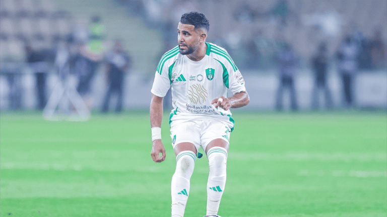قبل مونديال الأندية.. الأهلي يقطع طريق الهلال نحو رياض محرز