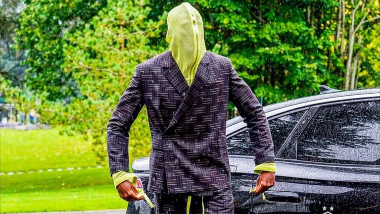 المدافع "المتنكر" يخطف الأضواء في معسكر فرنسا