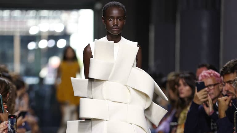 تصاميم JW Anderson تفاجئ أسبوع لندن للموضة