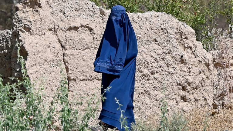 أفغانيات يواجهن قانون طالبان بالغناء