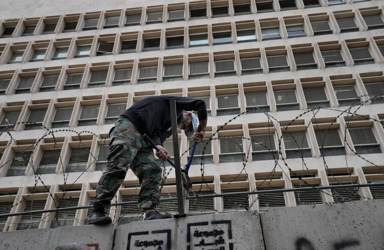 مصرف لبنان يتحرّك دوليا لضرب "شبكة اختلاس الأموال"