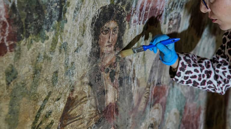 الكشف عن جدارية نادرة للسيد المسيح في تركيا