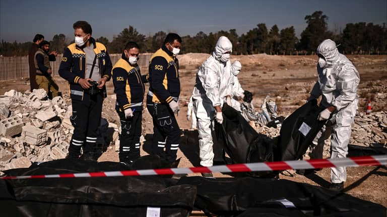 بلينكس تعاين مقبرتين جماعيتين في سوريا.. وتحذير هام بشأن الأدلة